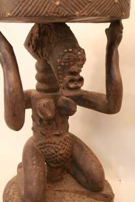 Songye (cariatide), d`afrique : Rép.démoncratique du Congo., statuette Songye (cariatide), masque ancien africain Songye (cariatide), art du Rép.démoncratique du Congo. - Art Africain, collection privées Belgique. Statue africaine de la tribu des Songye (cariatide), provenant du Rép.démoncratique du Congo., 484/880.Ancienne cariatide Songye:H.62cm.le
diam.du plateau 35cm.La tête et le cou annelé sont du style de la région de la Lubefu et du Lomami.La coiffure est faite de
losanges,la bouche forme un huit horizotal,
les scarifications du visage sont faites avec des punaises.Le corps de la femme est
légèrement levé et les bras soutiennent le plateau.Elle a les seins fort développés et
a des scarifications en gros relief sur le corps.Bois ,vieille patine foncée,punaises.
19eme sc.,début du 20eme sc.(Verwilghen)

Luba:Oude kariatide stoel 62cm.h.Het zitvlak 35cm.diam.Het hoofd en de geringde hals gelijken op de stijl uit de streek van 
Lomani en Lubefu.De haartooi is versierd met ruitjes,de mond heeft een horizontale 8 vorm.De scarificaties in het aangezicht zijn met spijkers gemaakt.Het lichaam van de vrouw is lichtjes opgeheven en met beide handen houdt ze de schaal vast.Ze heeft zware borsten en de scarificaties komen goed uit.1ste helft 20ste eeuw.





. art,culture,masque,statue,statuette,pot,ivoire,exposition,expo,masque original,masques,statues,statuettes,pots,expositions,expo,masques originaux,collectionneur d`art,art africain,culture africaine,masque africain,statue africaine,statuette africaine,pot africain,ivoire africain,exposition africain,expo africain,masque origina africainl,masques africains,statues africaines,statuettes africaines,pots africains,expositions africaines,expo africaines,masques originaux  africains,collectionneur d`art africain